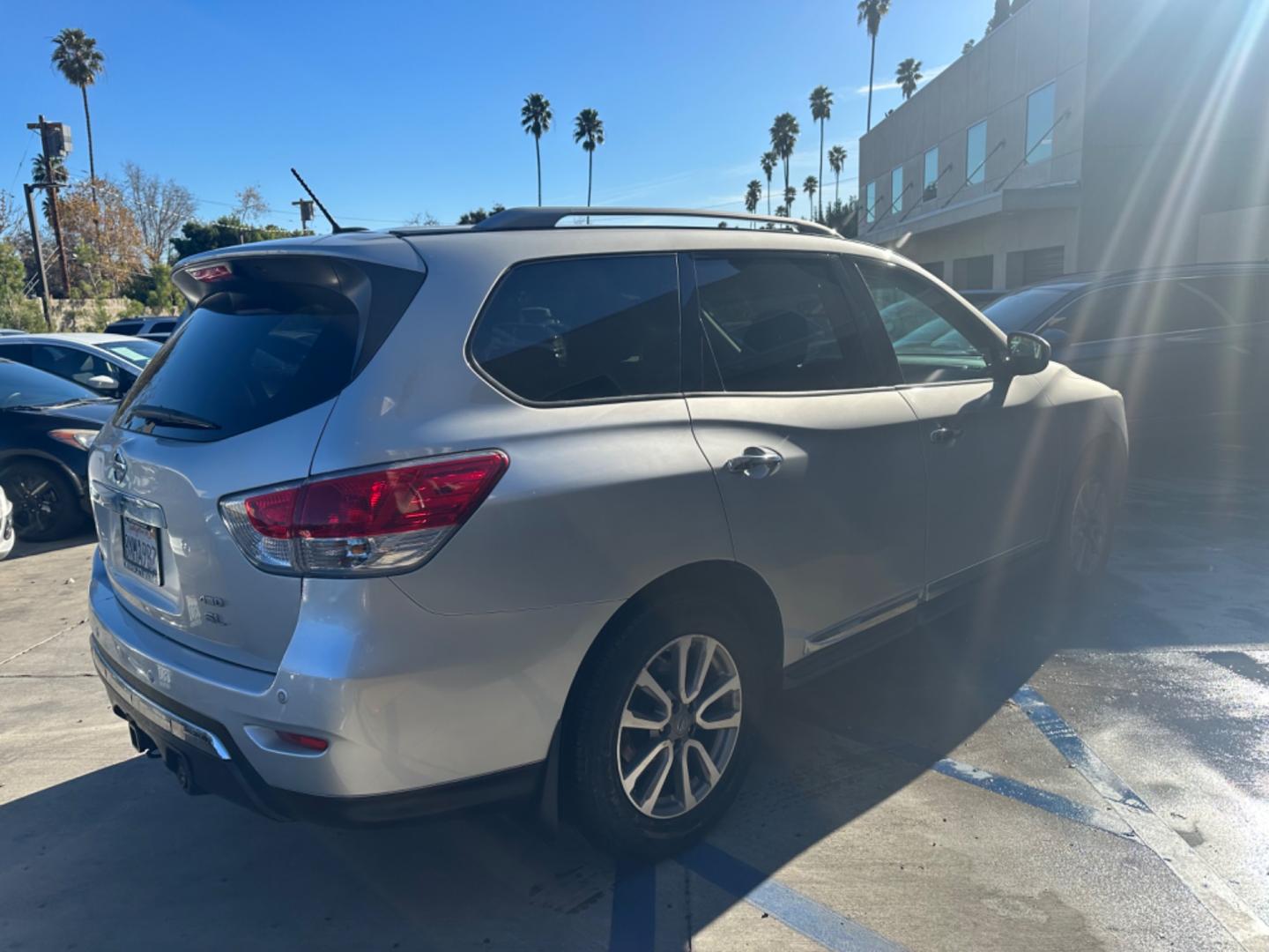 2015 Silver Nissan Pathfinder (5N1AR2MM6FC) , AUTOMATIC transmission, located at 30 S. Berkeley Avenue, Pasadena, CA, 91107, (626) 248-7567, 34.145447, -118.109398 - Photo#4